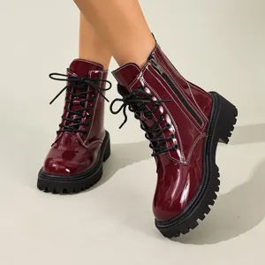 Bottines pour femmes en cuir verni bordeaux avec semelle épaisse et lacets.