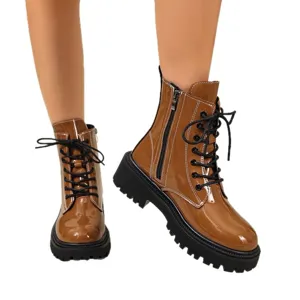 Bottines Martin à plateforme en cuir verni marron avec lacets et fermeture éclair.