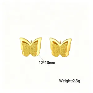 Colgante de mariposa mate dorado, medida 12x10mm y peso 2,3g en fondo blanco limpio