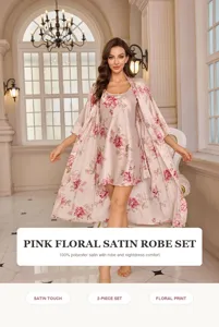 Vista detallada del conjunto de bata de satén floral rosa, ropa de dormir de dos piezas