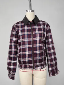 Detaillierte Makroansicht der Retro-Karo-Jacke mit Lederkragen und Reißverschluss.