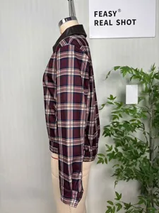 Detailansicht einer Vintage-Karojacke mit kontrastierendem dunkelbraunem Lederkragen.