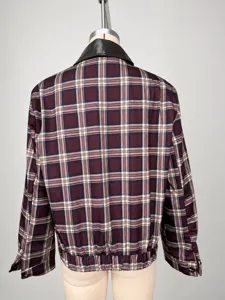 Detailansicht der Rückseite einer Vintage-Karojacke mit klassischem braunem Lederkragen