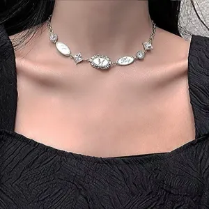 Punk-Choker-Halskette in Silber mit quadratischen Kristallen und gravierten Anhängern