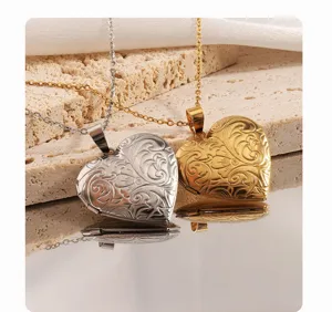 Detail von gravierten Herz-Medaillon-Halsketten in Gold und Silber aus Edelstahl.