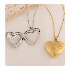 Detailansicht der Vintage-Herz-Medaillon-Halsketten mit floraler Gravur in Gold und Silber