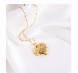Detailansicht des herzförmigen Medaillons mit Vintage-Blumengravur in Goldoptik