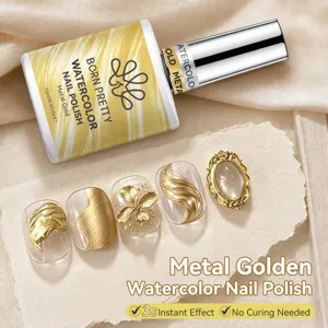 Dettaglio di smalto per unghie acquerello oro metallizzato con nail art 3D