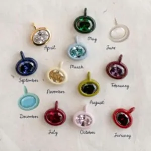 Detailansicht von 12 bunten Geburtsstein-Anhängern aus Edelstahl für DIY-Schmuck