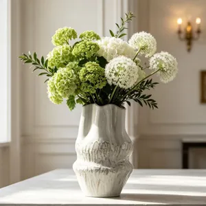 Dettaglio della trama del vaso in ceramica wabi-sabi bianco con design ondulato