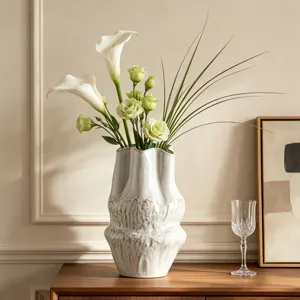 Vaso artistico in ceramica wabi-sabi bianco con trama ondulata per l'arredamento