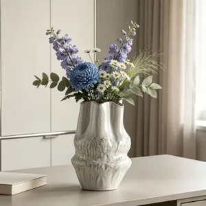 Elegante vaso in ceramica wabi-sabi bianco con trama a onde per decorazioni moderne.