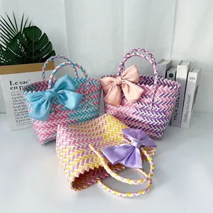 Juego de tres coloridas bolsas de regalo tejidas a mano con grandes lazos de satén