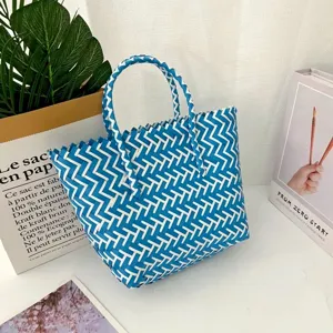 Primer plano del patrón de zigzag azul y blanco en un bolso tejido a mano