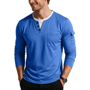 Detailweergave van blauw herenshirt met lange mouwen en dubbellaagse Henley V-hals