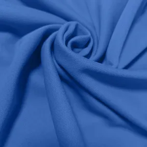 Macro-opname van blauwe ademende mesh-stoftextuur voor heren T-shirt met lange mouw