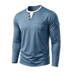 Detailweergave van een blauw herenshirt met lange mouwen en een Henley-hals in laagjes