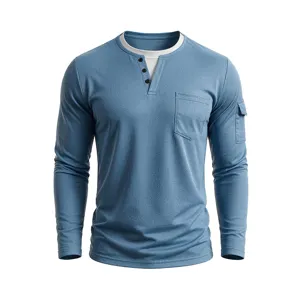 Detailweergave van blauw heren T-shirt met lange mouwen en een nep tweedelig design