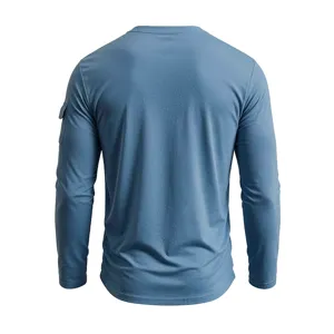 Achteraanzicht van een blauw heren t-shirt met lange mouwen en een handige mouwzak