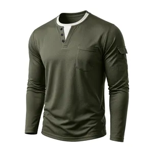 Detail van het olijfgroene heren T-shirt met lange mouwen in nep-tweedelige Henley-stijl.