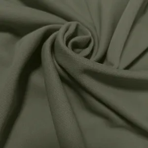 Gedetailleerde macro-opname van olijfgroene heren T-shirt stof met fijne gebreide textuur