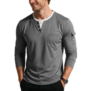 Detail van grijs heren T-shirt met lange mouwen, faux two-piece stijl en Henley-halslijn