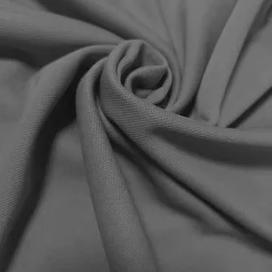 Close-up macro-opname van donkergrijze ademende polyester stoftextuur voor heren T-shirt.