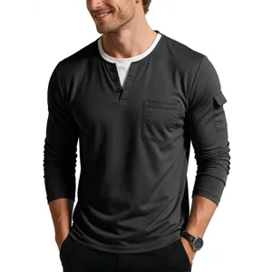 Detail van een heren Henley shirt met lange mouwen, borstzak en zak op de bovenarm.