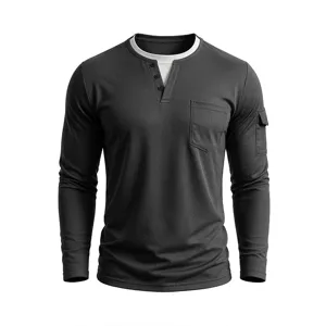 Detailopname van heren fake-two-piece Henley-shirt met zakdetail en V-halslijn