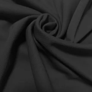 Macro-detail van ademende zwarte gebreide stof voor heren t-shirt met lange mouwen
