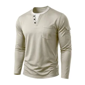 Detail van heren Henley T-shirt met lange mouwen in kaki met zakken