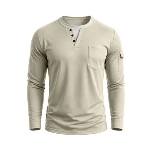 Vooraanzicht van dit heren Henley-shirt met zakken en gelaagd tweekleurig ontwerp.