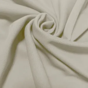 Gedetailleerde opname van crème gebreide stoftextuur voor heren T-shirt met lange mouwen