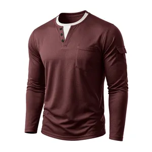 Detailweergave van bordeauxrood heren-T-shirt met lange mouwen en laagjes effect