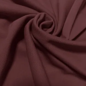 Gedetailleerde macro-opname van bordeauxrode jersey stoftextuur voor heren T-shirts