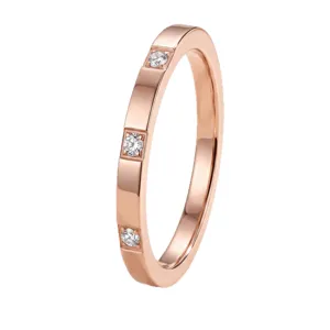 Eleganter Ring aus roségoldenem Edelstahl mit drei quadratisch gefassten Zirkonia.