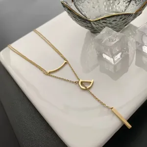 Elegante collar de tres capas de acero de titanio dorado con colgantes geométricos D