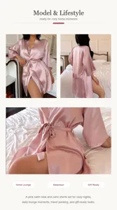 Vista de estilo de vida de un pijama de satén rosa de 3 piezas con bata para mujer.