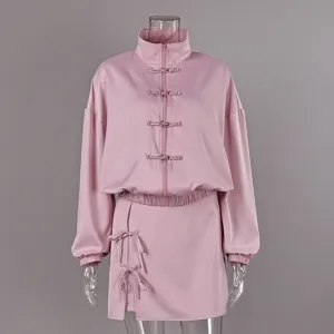 Élégant ensemble deux pièces rose avec boutons chinois et jupe à taille haute