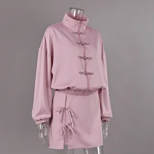 Detailansicht des rosa chinesischen Zweiteilers mit dekorativen Froschknöpfen
