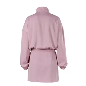 Vue arrière de l'ensemble rose deux pièces avec haut à col montant et mini-jupe taille haute.