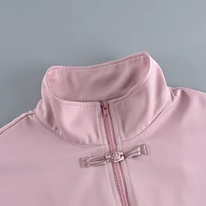 Nahaufnahme des rosa Stehkragens mit chinesischem Posamentenknopf und Reißverschluss