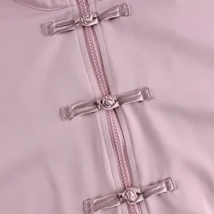 Detail traditioneller chinesischer Posamentenknöpfe an einem rosa Mode-Set