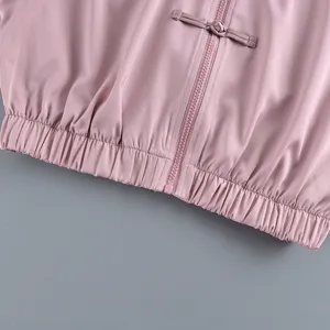 Nahaufnahme eines rosa Oberteils im chinesischen Stil mit Knoten und elastischem Saum