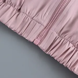 Detailaufnahme von pinkem Reißverschluss und elastischem Saum