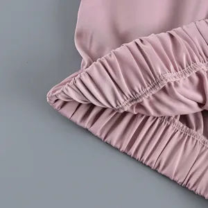 Detailaufnahme des elastischen gerafften Hosenbundes an einem rosa modischen Rock.