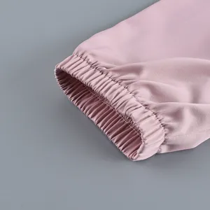 Detailaufnahme des elastischen Bündchens an einer rosa Bluse im modernen China-Stil
