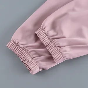 Detailansicht der elastischen Bündchen eines schicken rosa chinesischen Freizeitanzugs.