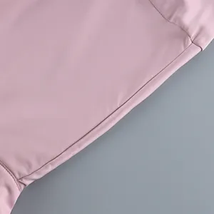 Detailaufnahme der rosa Stoffnähte und feinen Textur für lässiges Set im chinesischen Stil.
