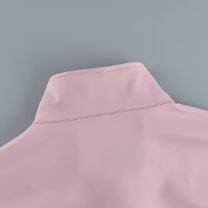Vue détaillée d'un col montant rose élégant avec des coutures fines et un tissu lisse